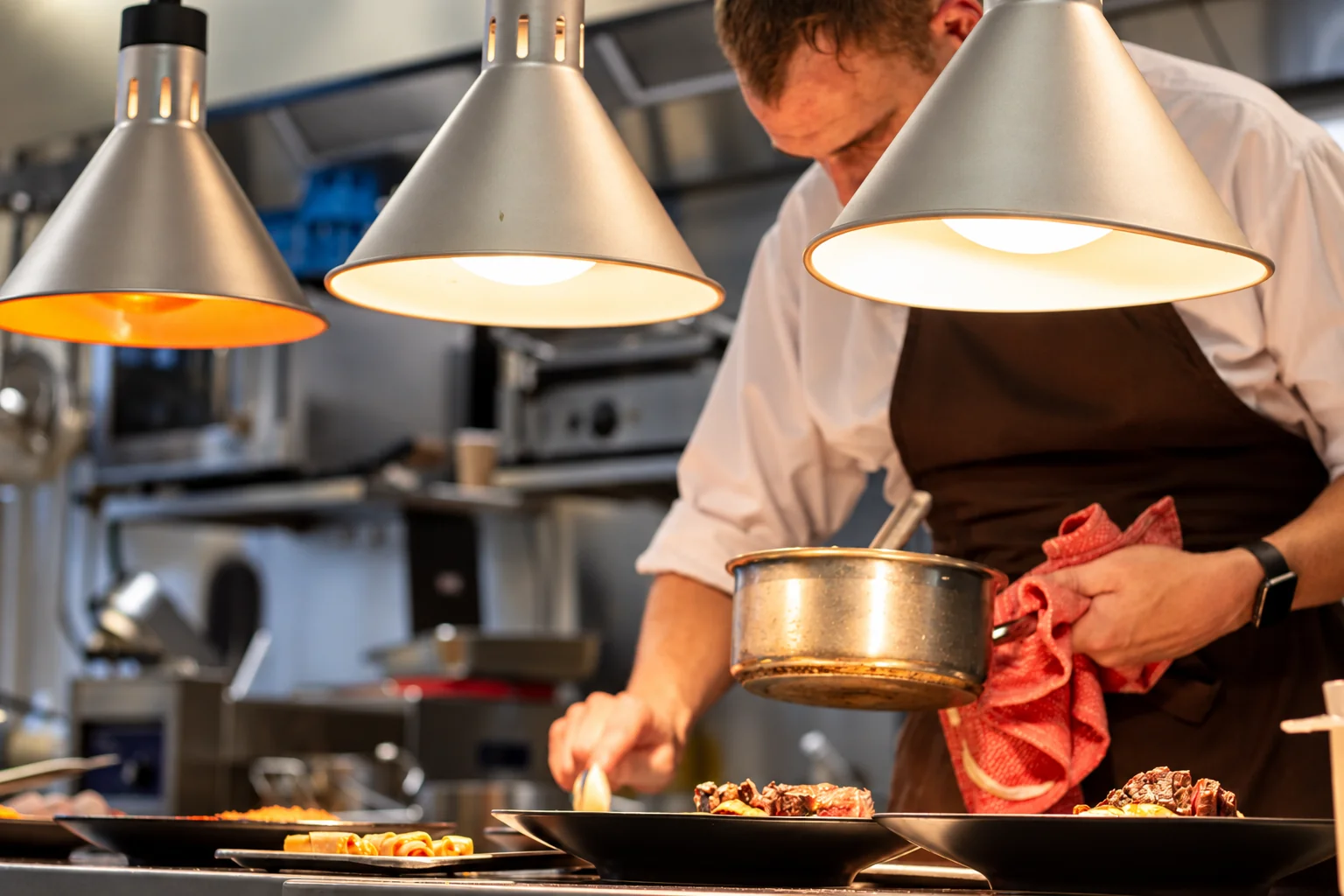 Onze chef aan het werk in de keuken