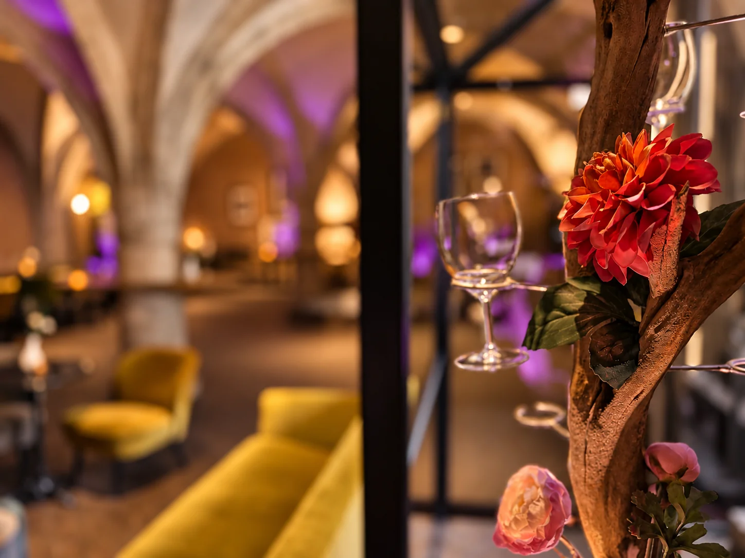 Bloemen en glazen onder de gewelven van De Raedtskelder