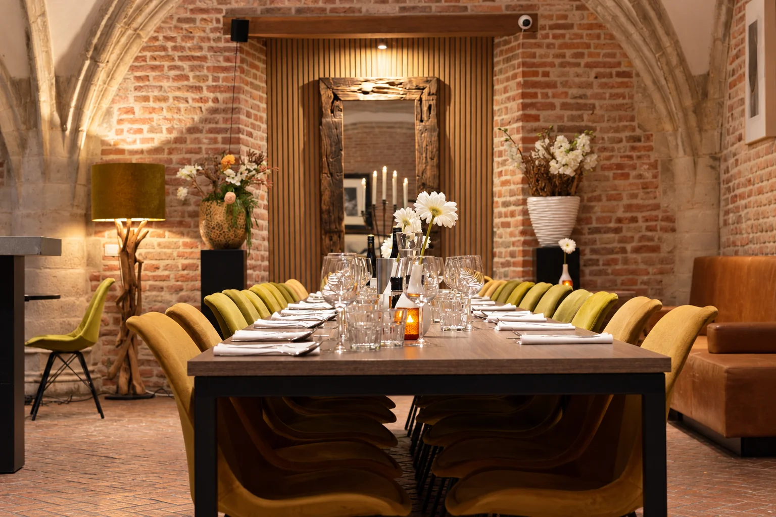 De zaal gedekt voor een diner