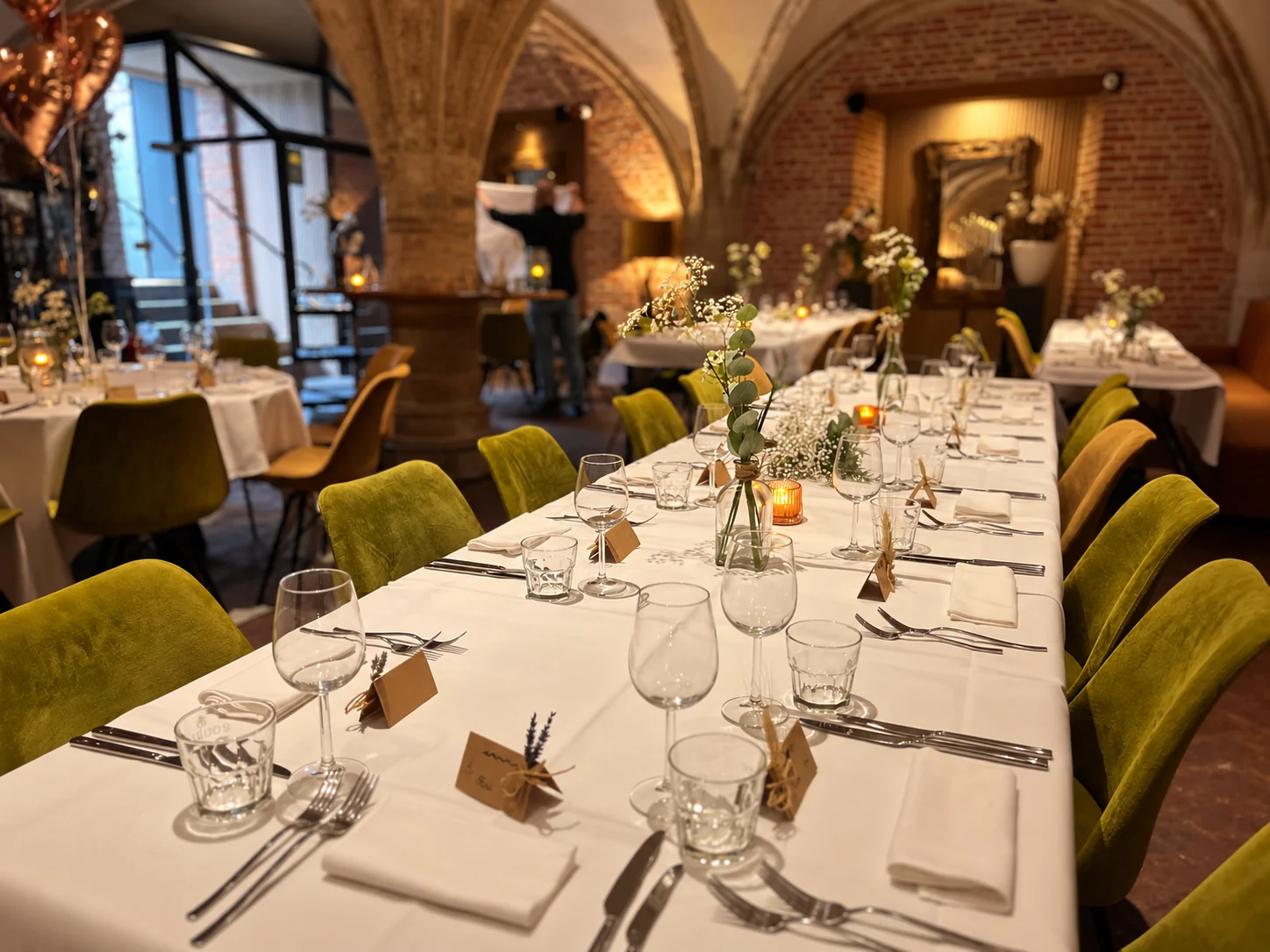Een lange gedekte tafel met kaarsen onder de gewelven van De Raedtskelder