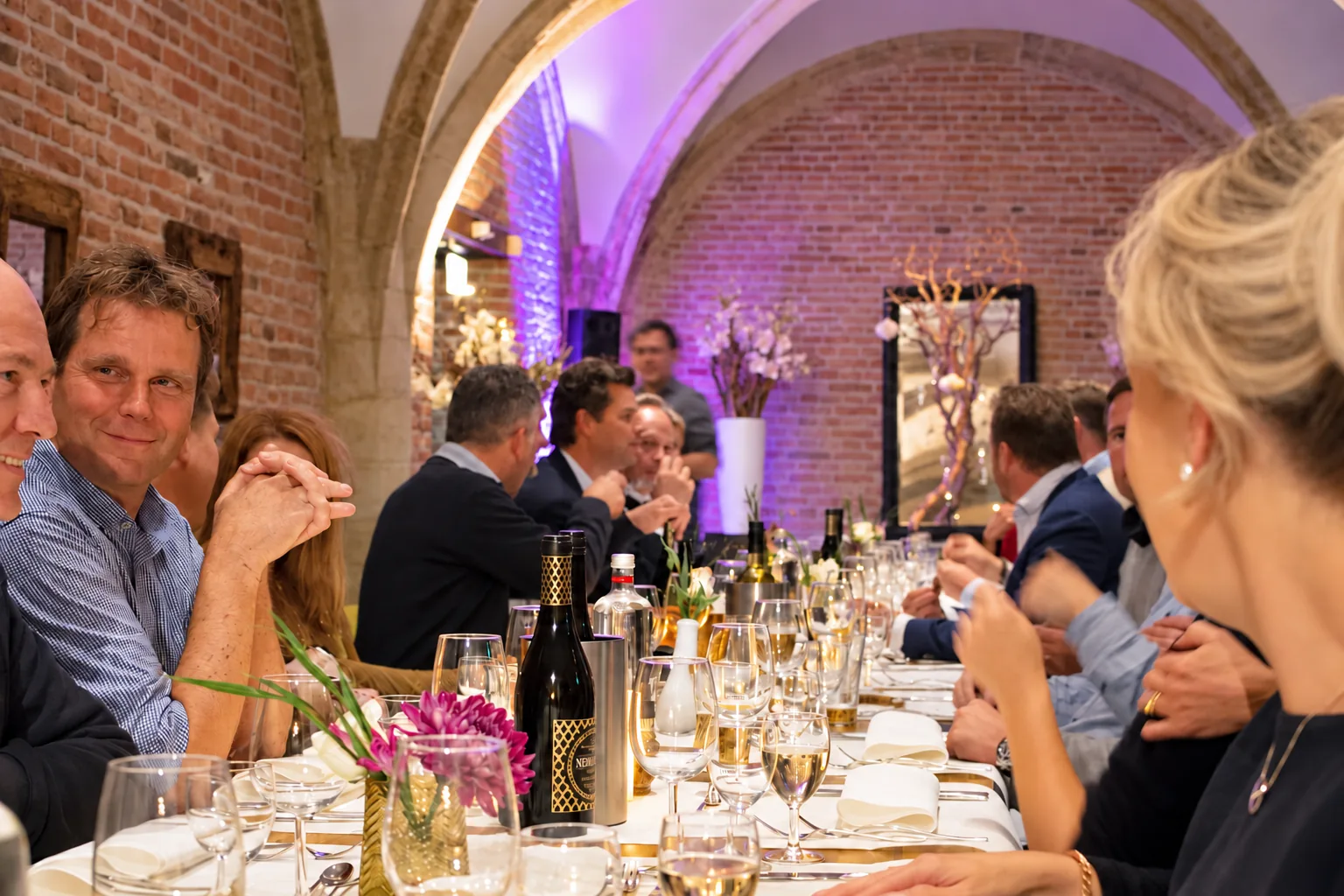 Gasten aan het diner in De Raedtskelder
